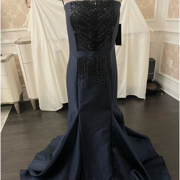 New evening gown with the sequins on the front, made by David Meister. Size 16. - Picture 1 of 11
